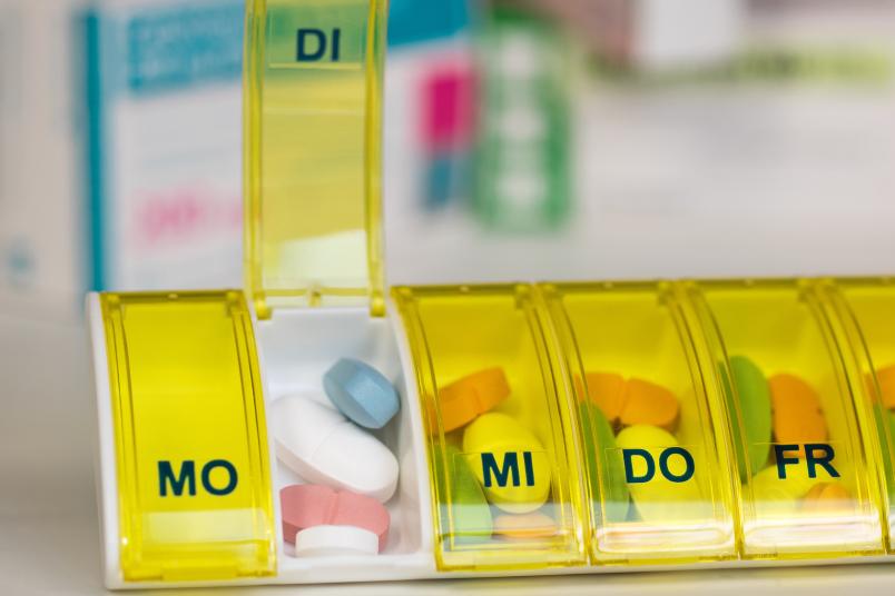 Tabletten in einer Tablettendose, mit Wochentagen beschriftet