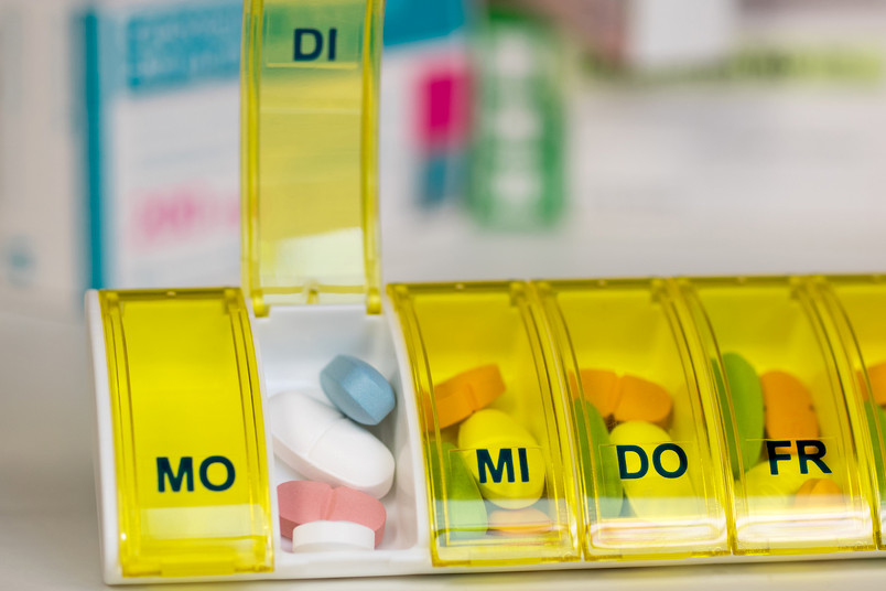 Tabletten in einer Tablettendose, mit Wochentagen beschriftet