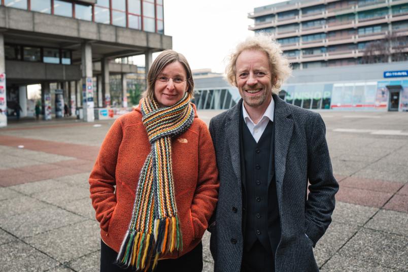 Porträt einer Frau und eines Mannes auf dem Campus der Ruhr-Universität Bochum