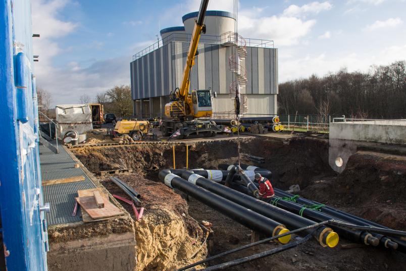 Arbeiter legen neue Fernwärmeleitungen am Technischen Zentrum