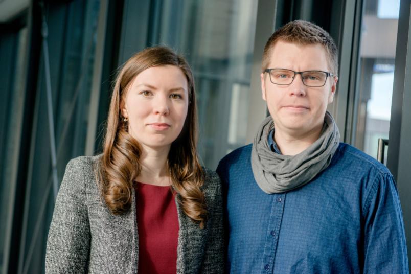 Porträt einer jungen Frau und eines jungen Mannes auf dem Campus der Ruhr-Universität Bochum
