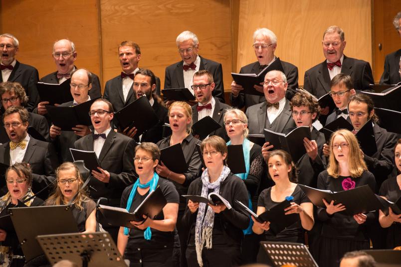 Gemischter Chor beim Auftritt im Audimax der RUB
