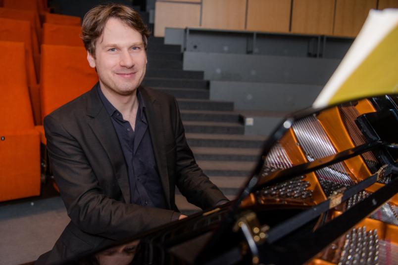 Nikolaus Müller am Klavier