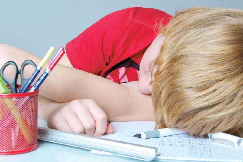 Junge sitzt am Schreibtisch