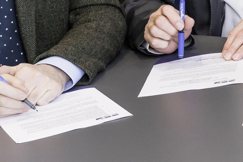 Bildausschnitt von der Unterzeichnung der erweiterten Kooperationsvereinbarung