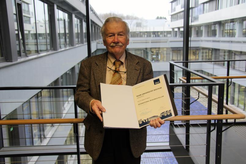 Porträt eines etwa 75-jährigen Mannes