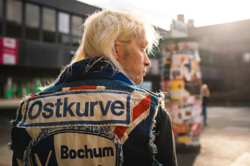 Porträt eines Anhängers vom VfL Bochum von hinten