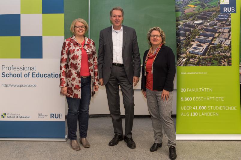 Gruppenbild mit drei Personen, zwei Frauen und ein Mann