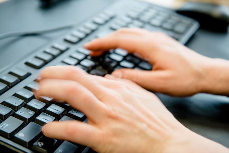Hände über Tastatur
