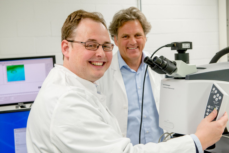 Zwei Forscher im Labor