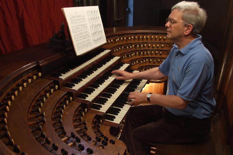 Porträt eines etwa 60-jährigen Mannes an einer Orgel