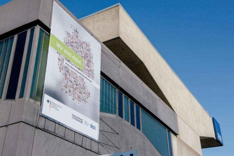 Werbebanner am Gebäude der Ruhr-Universität Bochum. 