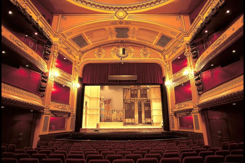 Blick in einen Theatersaal.