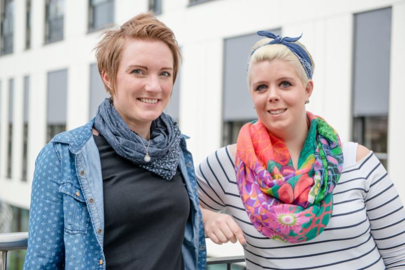 Porträt zweier etwa 25-jährigen Frauen