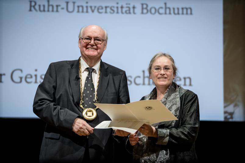 Akademiepräsident Wolfgang Löwer verleiht die Aufnahmeurkunde an Monika Schmitz-Emans