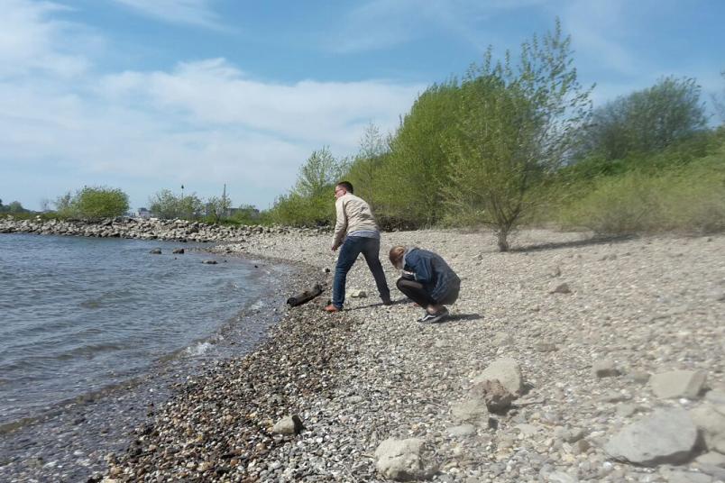 Vater und Tochter am Fluss