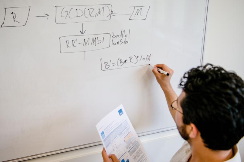Ingenieur beschreibt ein Whiteboard.