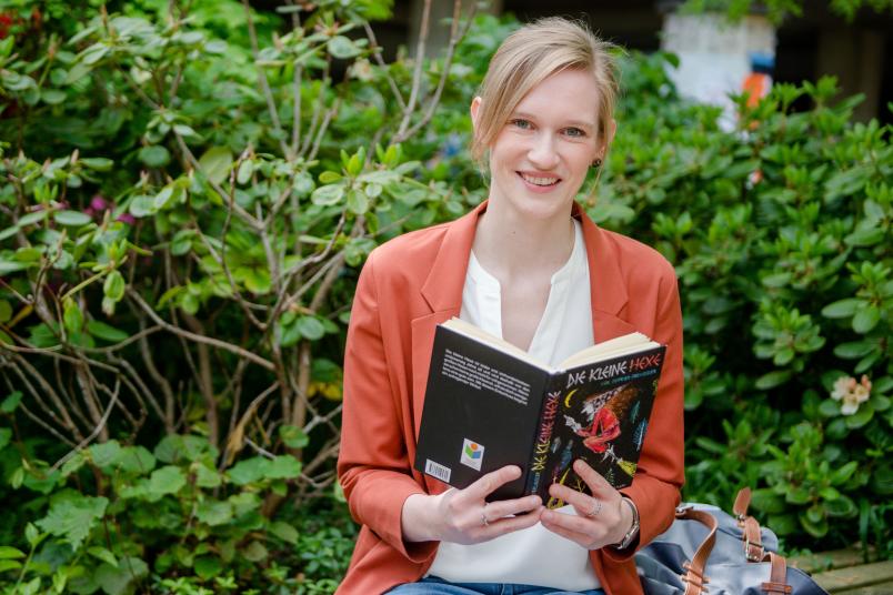 Junge Frau mit Kinderbuch