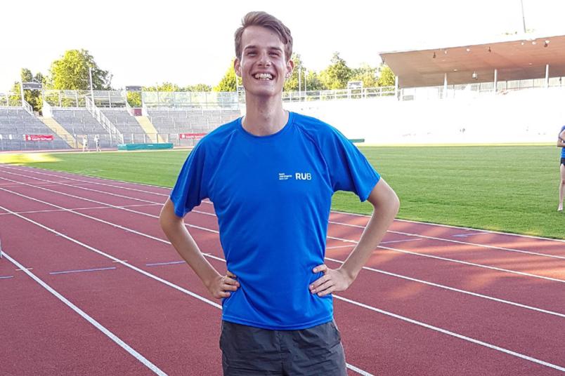 Lachender Mann auf einem Sportplatz