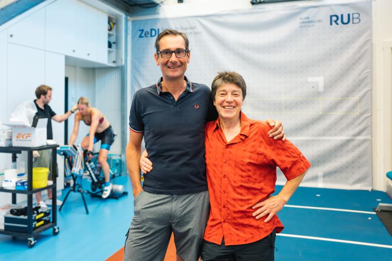 Ein Wissenschaftler und eine Wissenschaftlerin im Sportlabor
