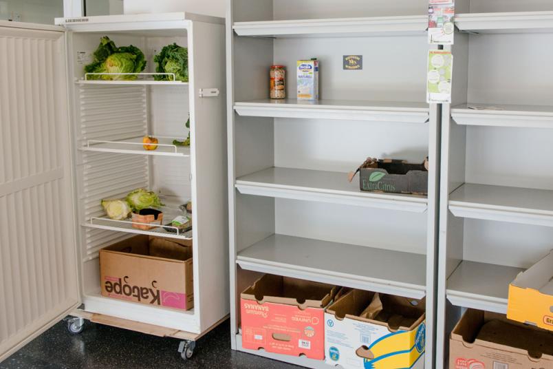 leere Kühlschrank und Schränke