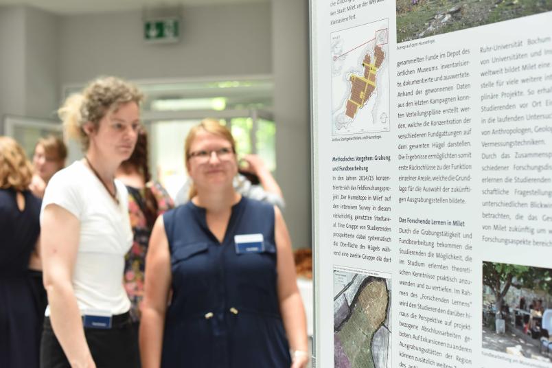 Infotafel zur Archäologie in einer Ausstellung
