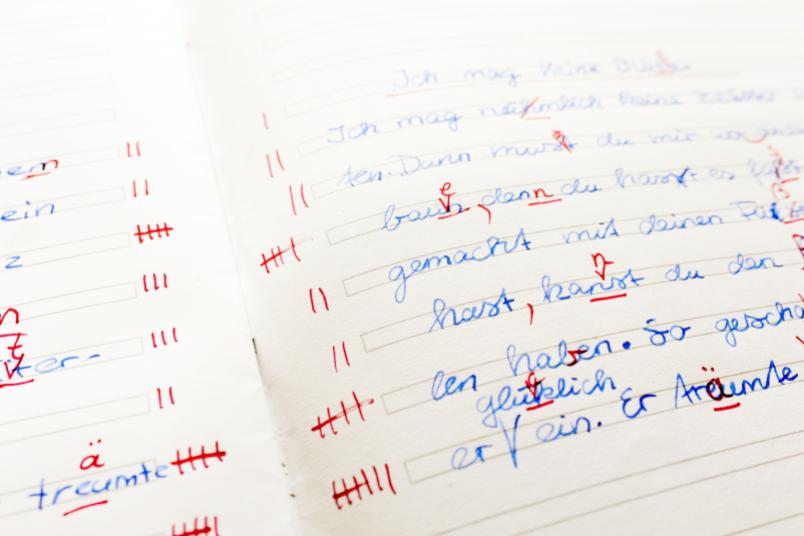 Handschriftlicher Text mit roten Korrekturen