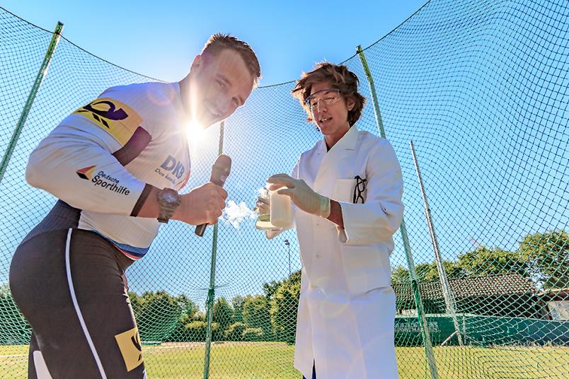 Ein Sportler und ein Wissenschaftler stehen nebeneinander.