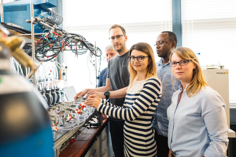 Fünf Forscher im Labor