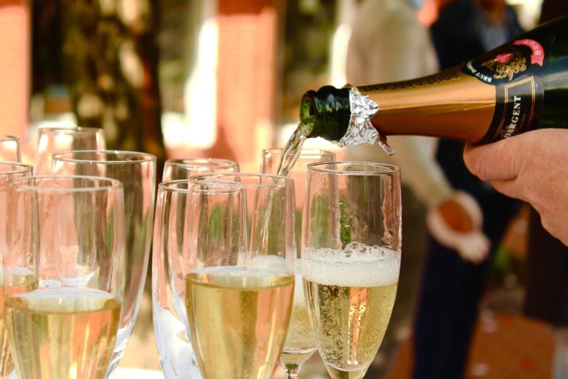 Sekt wird eingeschenkt