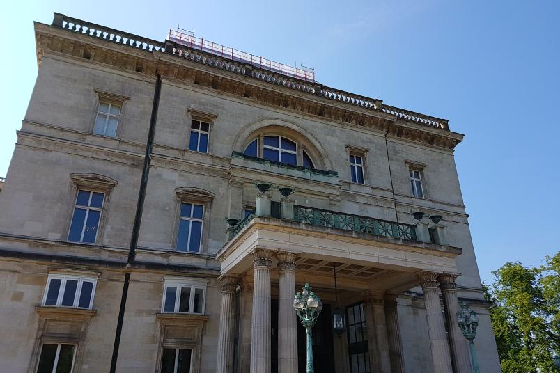 Fassade der Villa Hügel