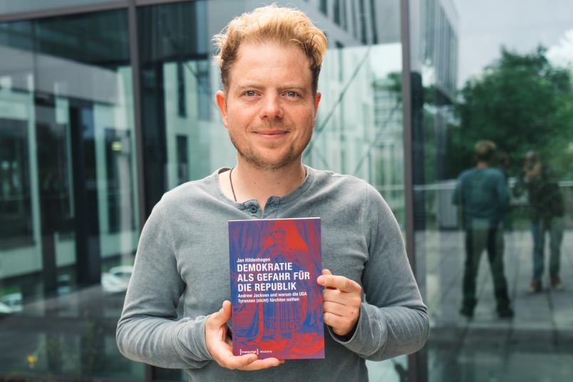 Autor mit Buch