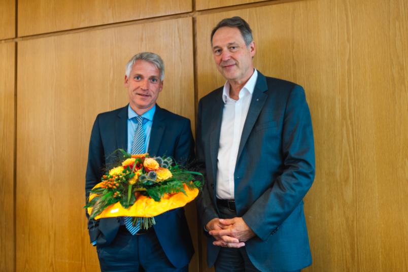 Gereon Wolters (links) und Rektor Axel Schölmerich