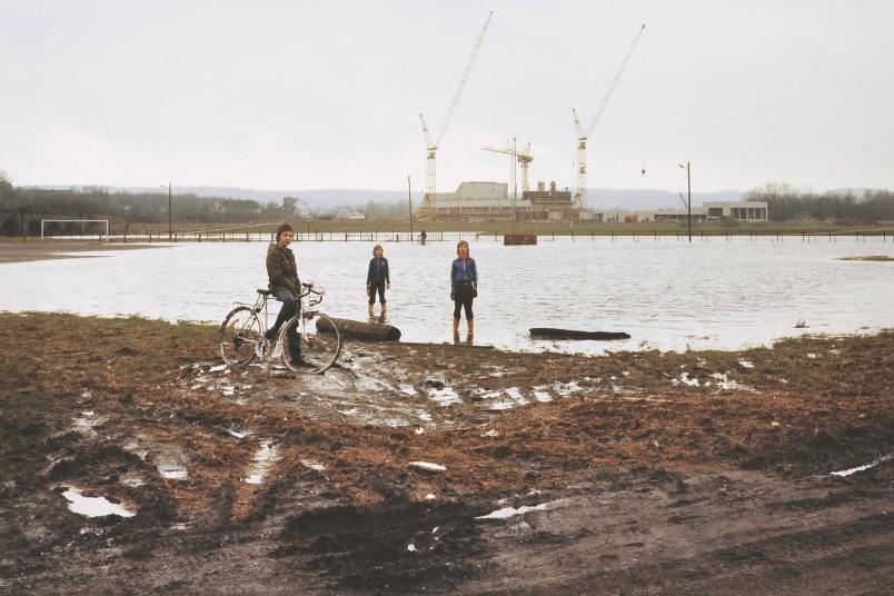 Winterliche Industrielandschaft mit spielenden Kindern