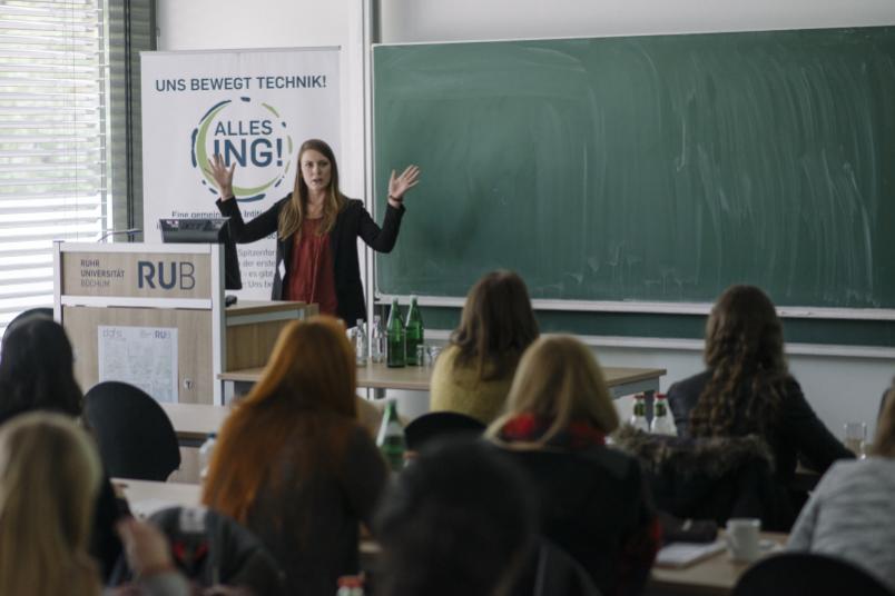 Frau am Rednerpult