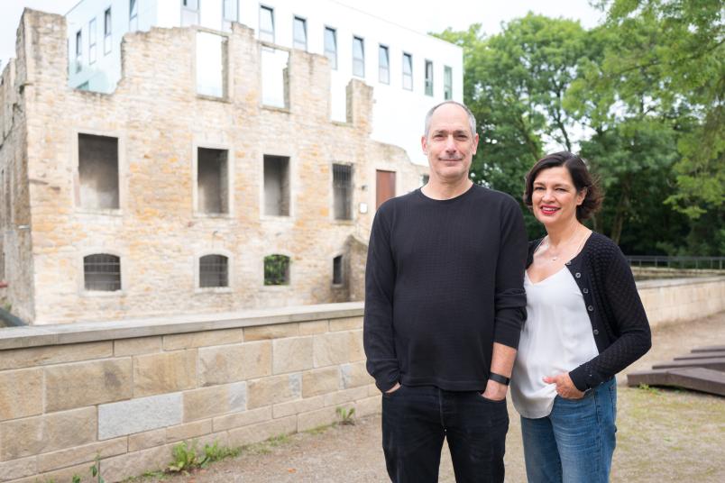 Jeffrey Ian Ross und Natasha Cabrera stehen vor dem Kubus im Schlosspark Weitmar