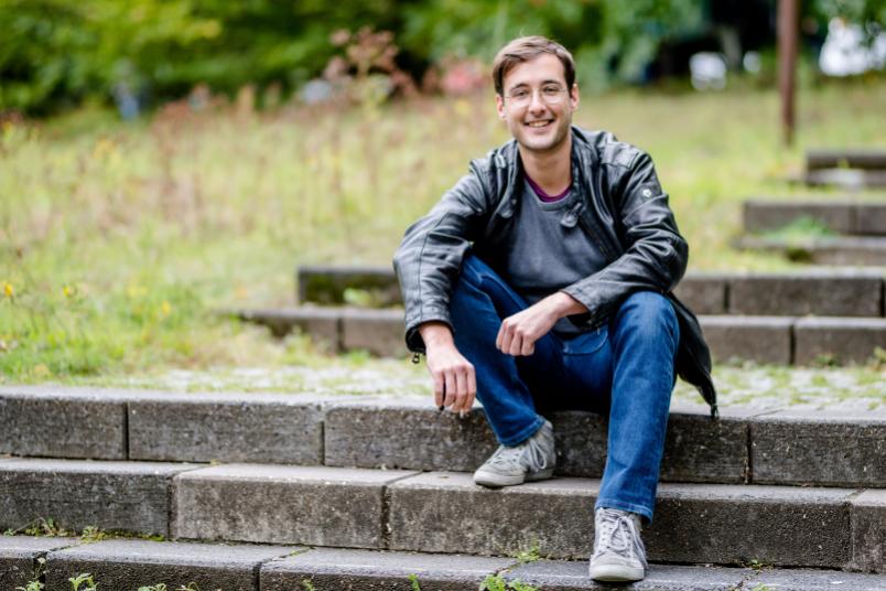 Student sitzt auf einer Treppe.