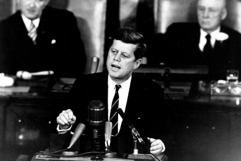 Schwarz-Weiß-Aufnahme von John F. Kennedy