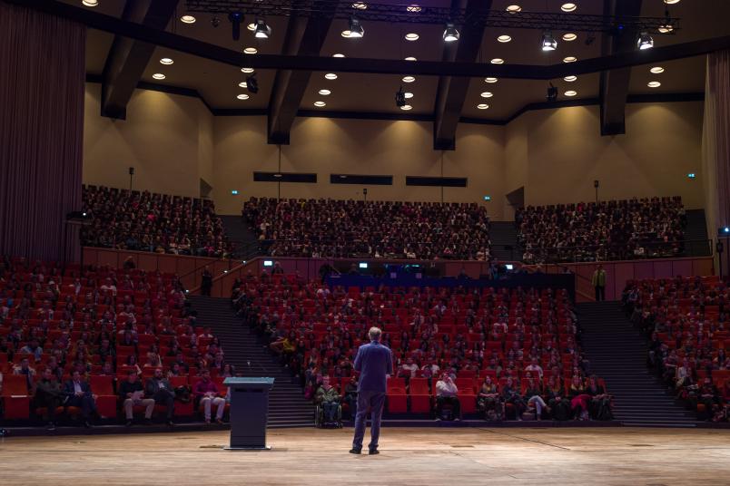 
	Rektor Axel Schölmerich lädt zur Erstsemesterbegrüßung ins Audimax ein.
