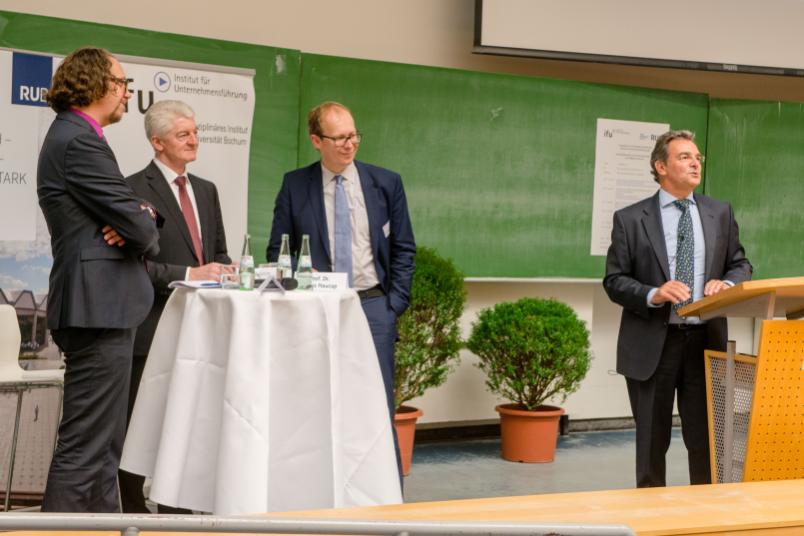 Joachim Gassen, Heinrich Hiesinger, Justus Haucap und Bernhard Pellens bei der Podiumsdiskussion im Hörsaal.