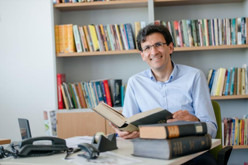 Man mit dickem Buch