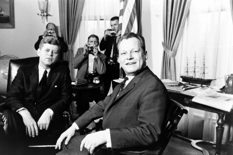 <div>
John F. Kennedy (links) empfängt Willy Brandt: Der deutsche Politiker genoss weltweit hohes Ansehen.</div>