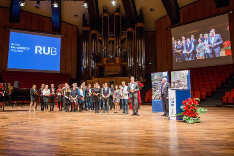 Gruppenbild mit Studierenden und Rektor bei der Akademischen Jahresfeier 2016