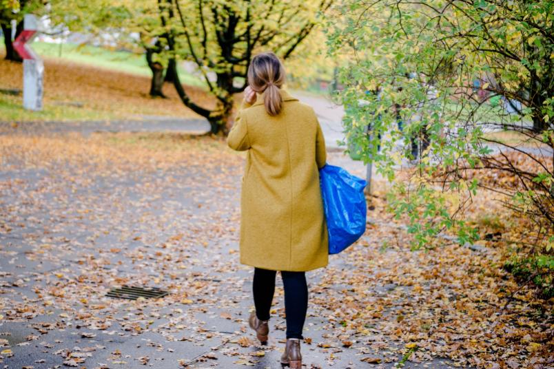 Frau mit blauer Tasche