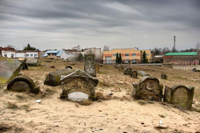 Friedhof unter Sand begraben