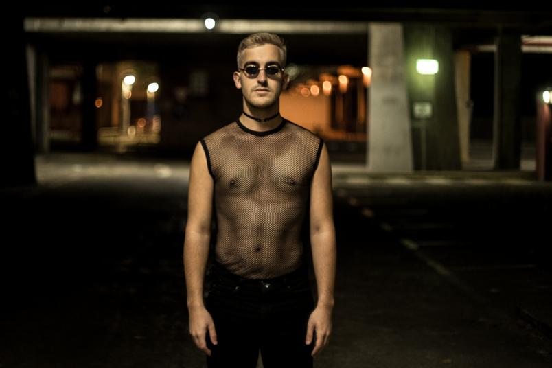 Mann mit Sonnenbrille und Netzhemd