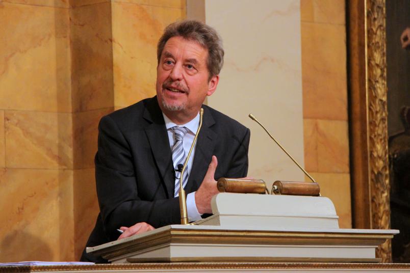 <div>
Hans Joas – hier beim Göttinger Historikertag 2014. An der RUB spricht er über „Die Macht des Heiligen“.</div>