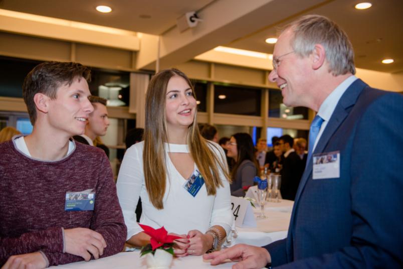 
	Die Stipendiaten Jan Klemens Rzisuik (links) und Katharina Volks im Gespräch mit dem Förderer Carl-Josef Husken
