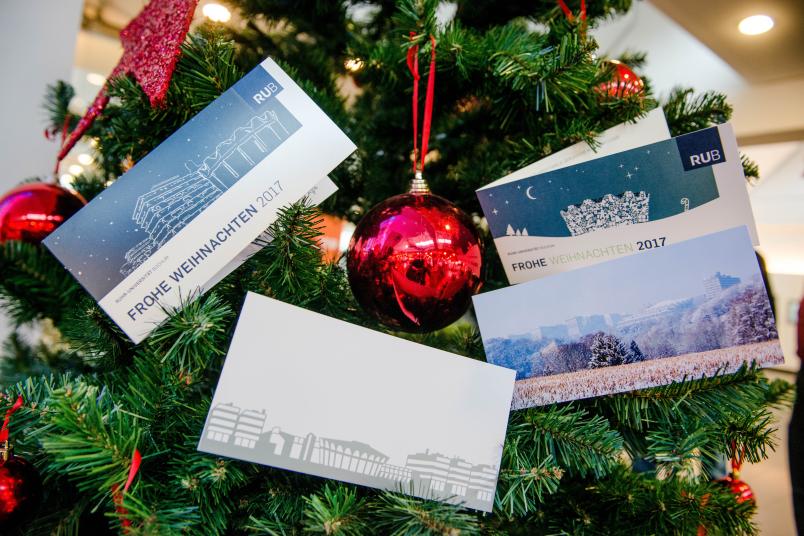 Vier Weihnachtskarten am Tannenbaum