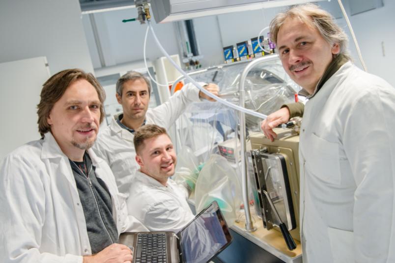 
	Die Bochumer Forscher Martin Winkler, Oliver Lampret und Thomas Happe (von links nach rechts) gemeinsam mit Olaf Rüdiger (Mitte hinten) vom Max-Planck-Institut
